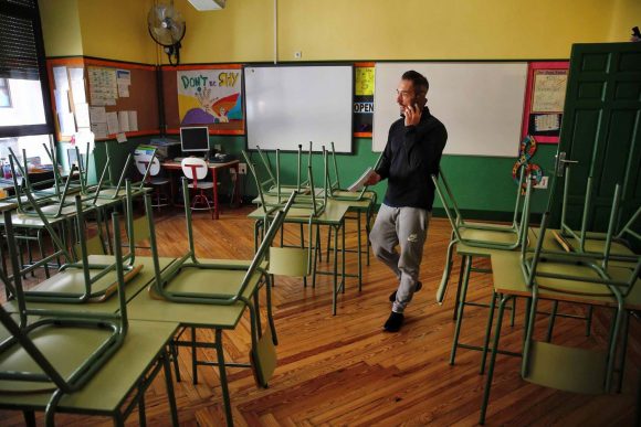 Un docente en un aula desierta del colegio público Rufino Blanco en Madrid foto EFE 580x387