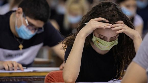 estudiantes universitarios durante examen plena pandemia coronavirus foto REUTERS Marko Djurica 580x326